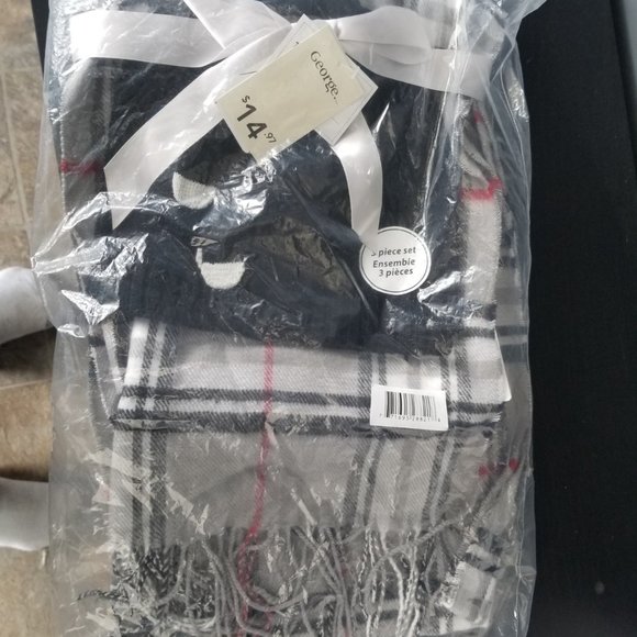 Brand new set of gloves hat and scarf together black and plaid - Picture 2 of 2